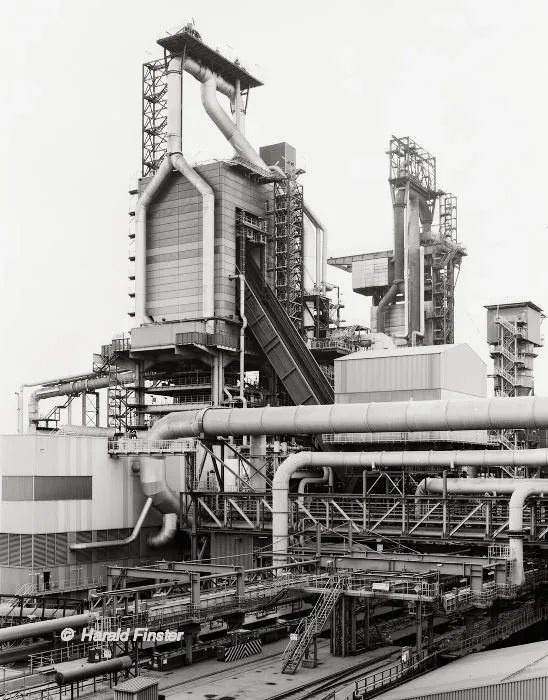 Estrutura industrial em tons neutros, representando a integração entre construção civil e operação produtiva